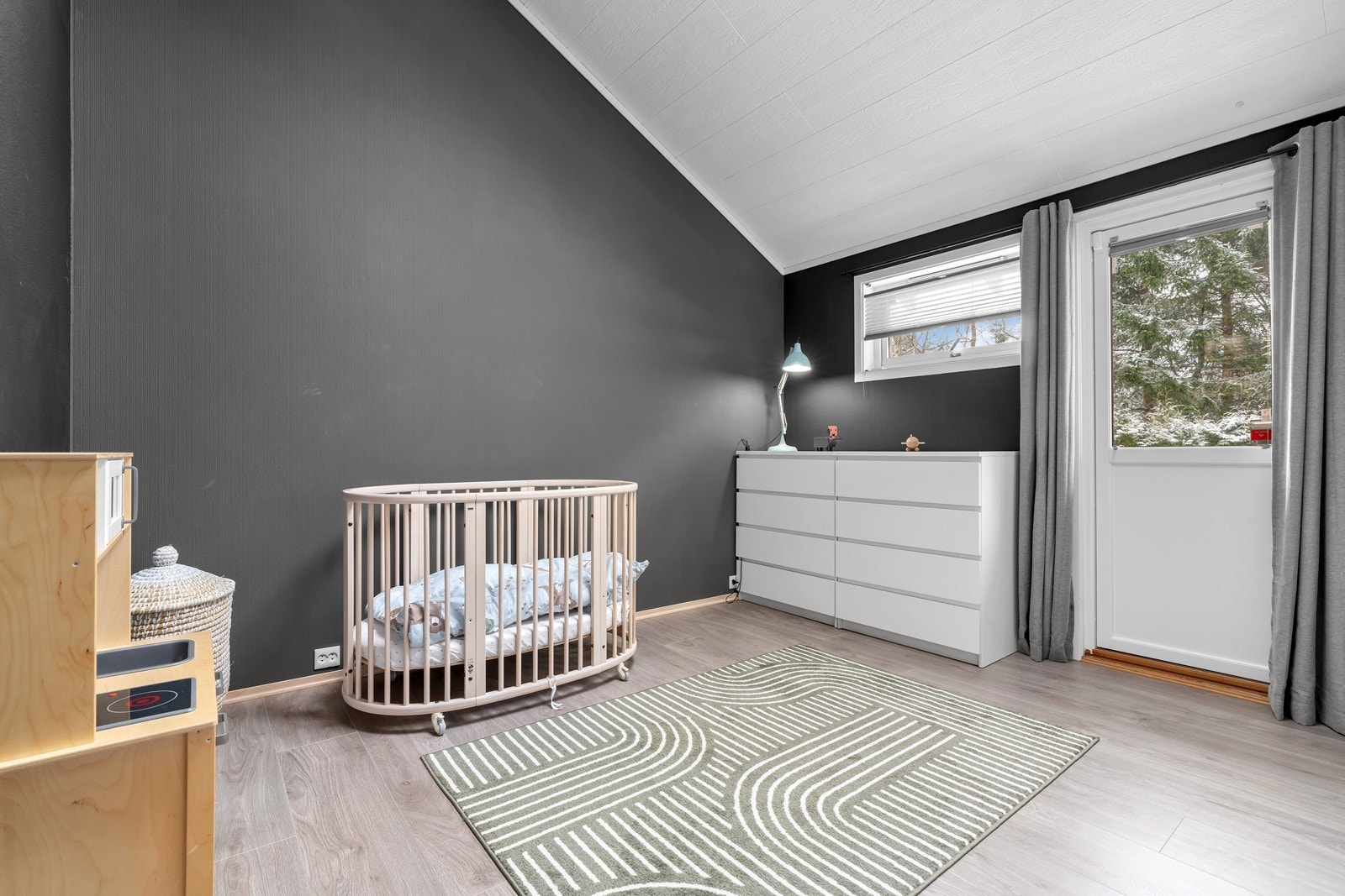 Soverom 1 (2.etasje). Stort og luftig med egen utgang til terrassen. Galleribilde