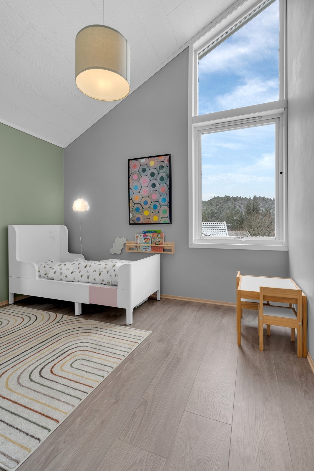 Store vindusflater sikrer godt innslipp av naturlig lys. Galleribilde