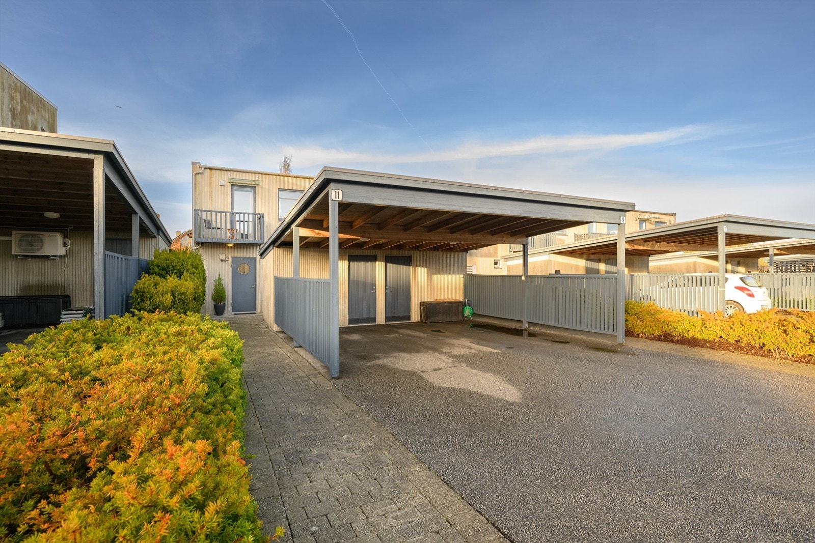 Fasade og carport, utvendig bod hører til Galleribilde