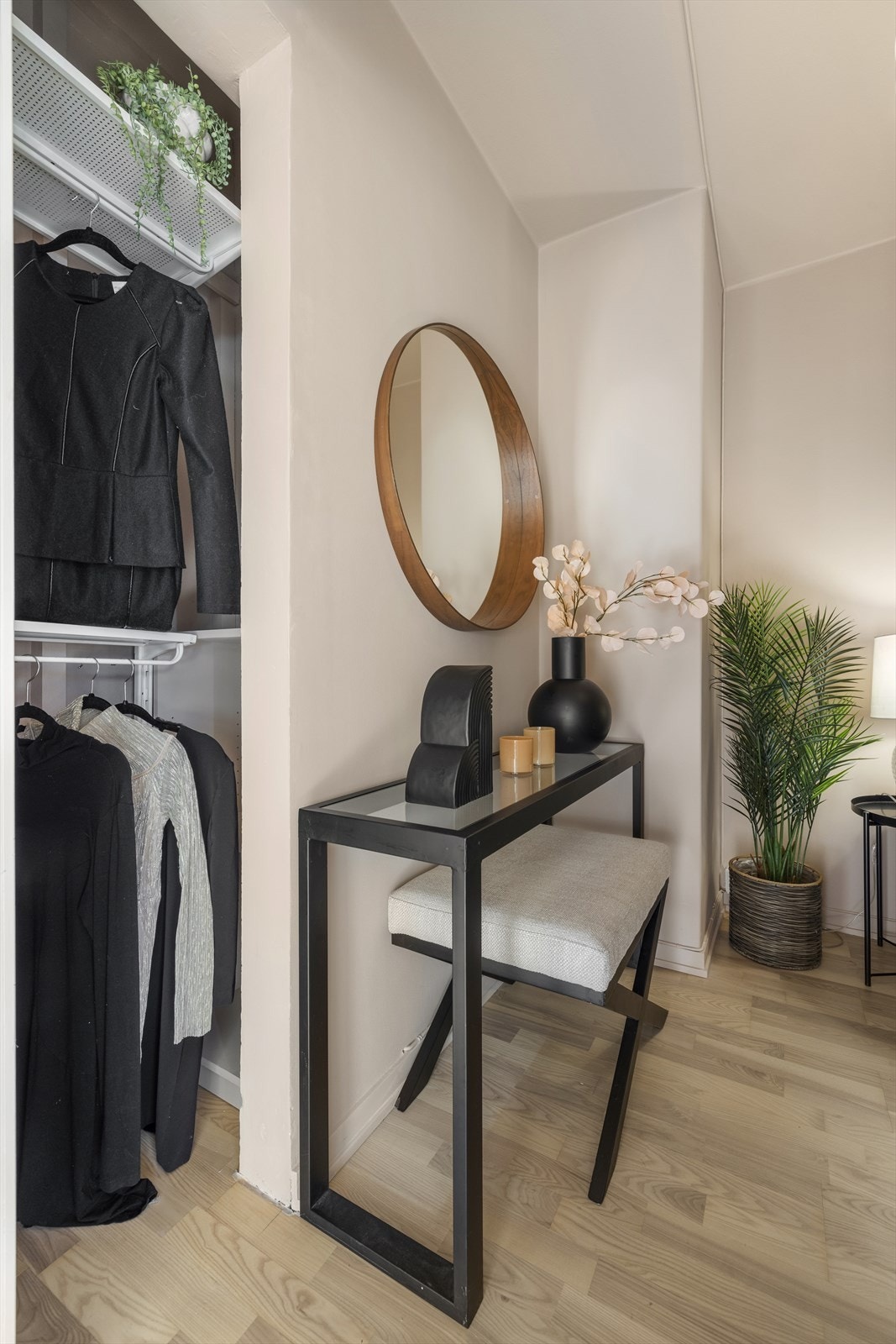 Praktisk garderobe løsning i alkove/kontor Galleribilde