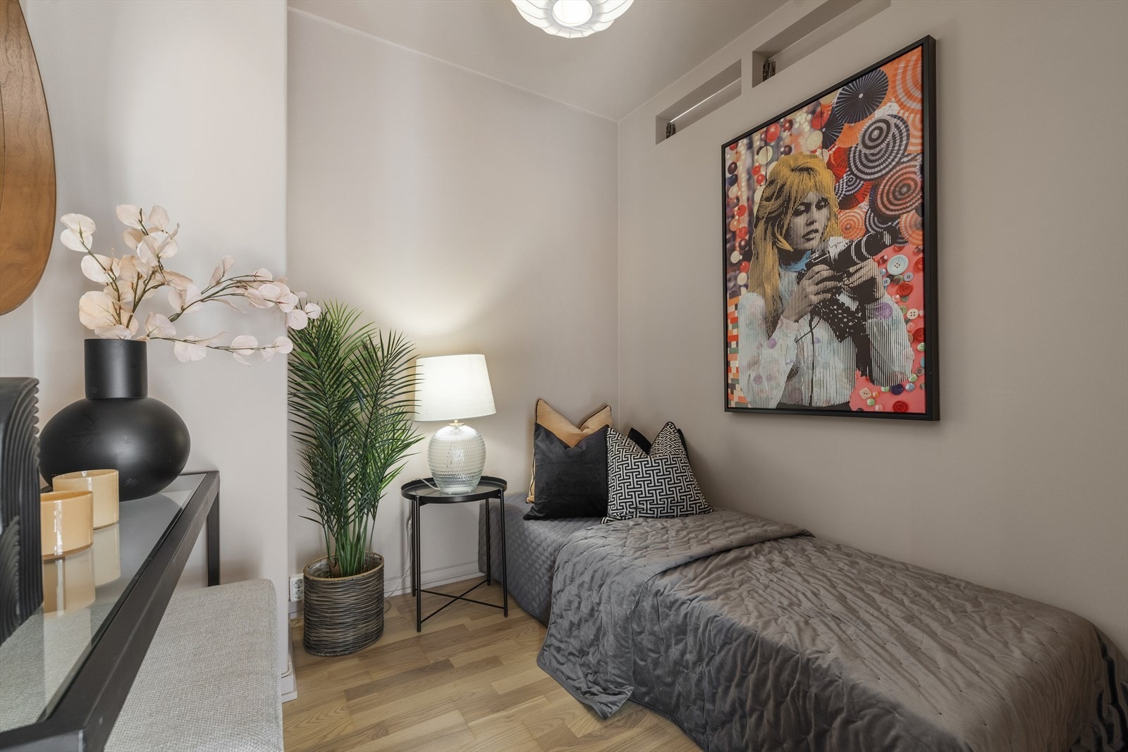 I stuen er det etablert en alkove løsning med garderobe som kan benyttes etter eget ønske Galleribilde