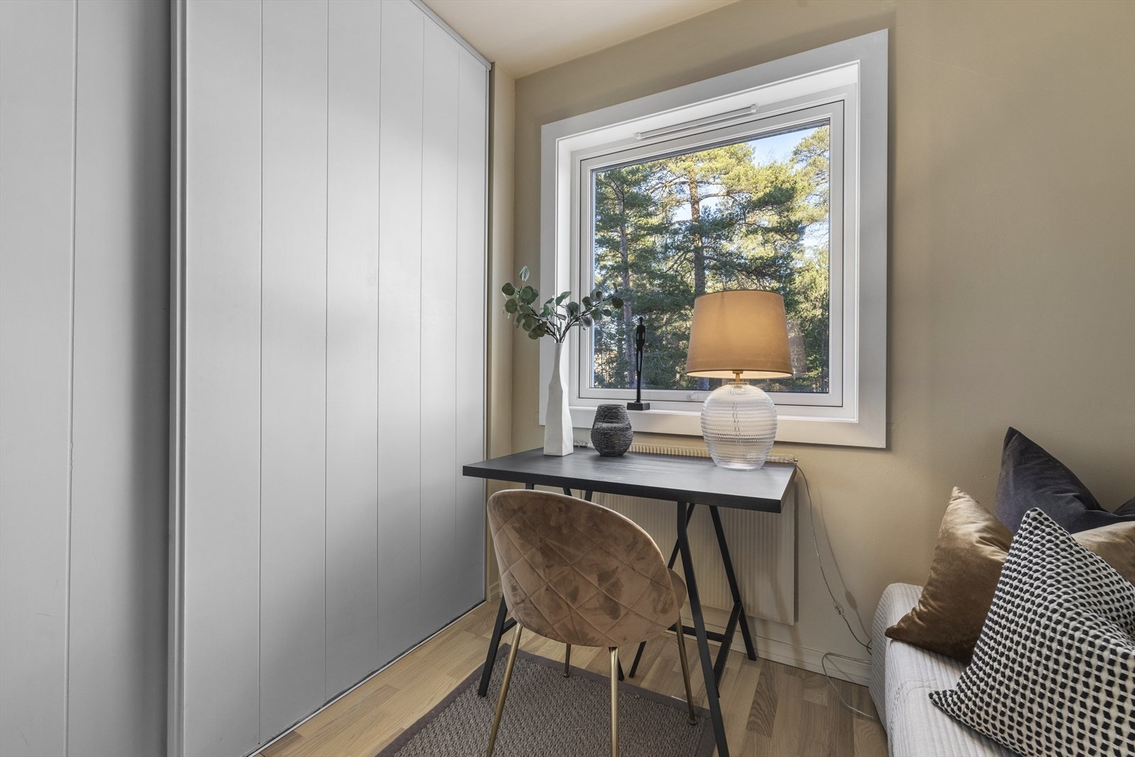 Rommet er av godt størrelse og får fint plass til seng, nattbord og annen innredning. Galleribilde