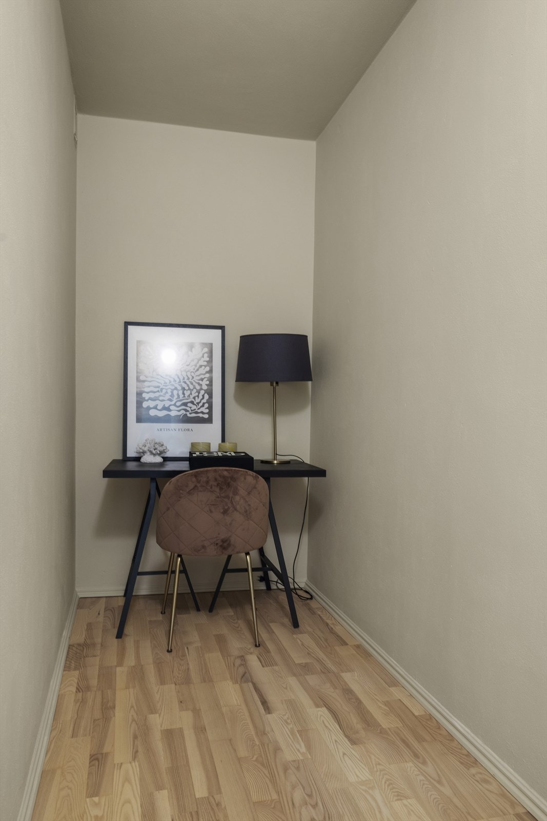 Det er en praktisk bod i leiligheten, denne ligger i tilknytning til entréen, for ytterligere oppbevaring disponeres bod i kjeller på 6m² Galleribilde