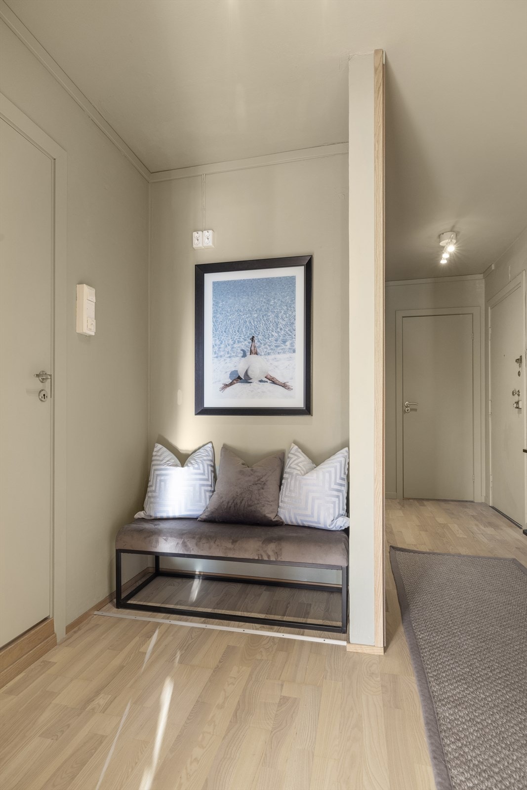 Langs veggen kan du henge opp speil, bilder eller knagger, alt etter behov. Galleribilde