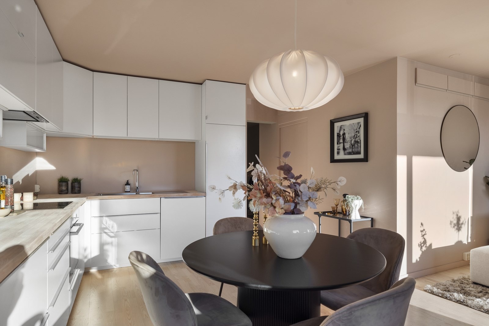 Rommets størrelse gir også rom for en romslig spisegruppe, perfekt for å invitere venner og familie til hyggelige middager. Galleribilde