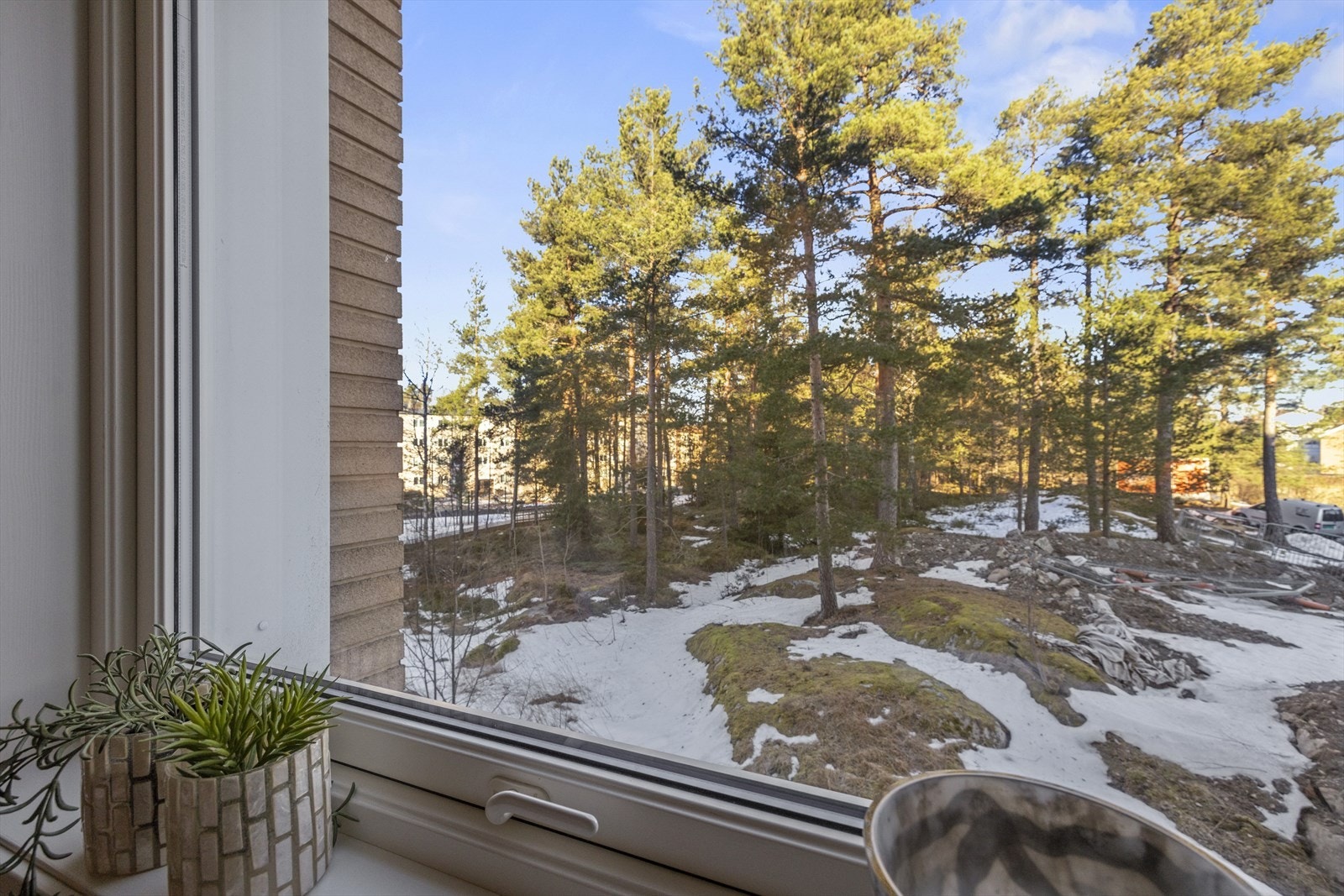 Begge soverom vender inn mot borettslaget grøntområder. Galleribilde