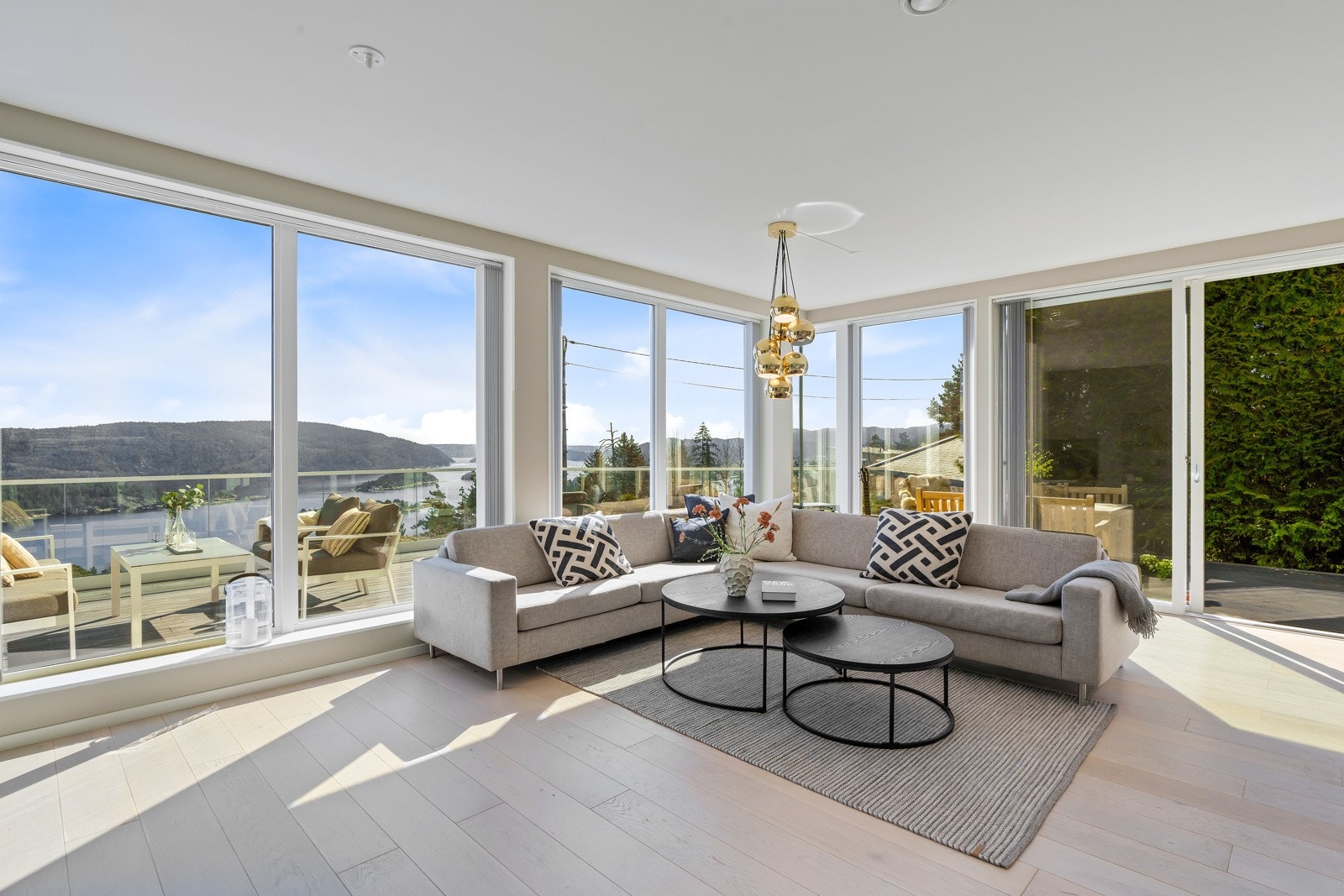 Utgang til store terrassearealer fra stuen Galleribilde