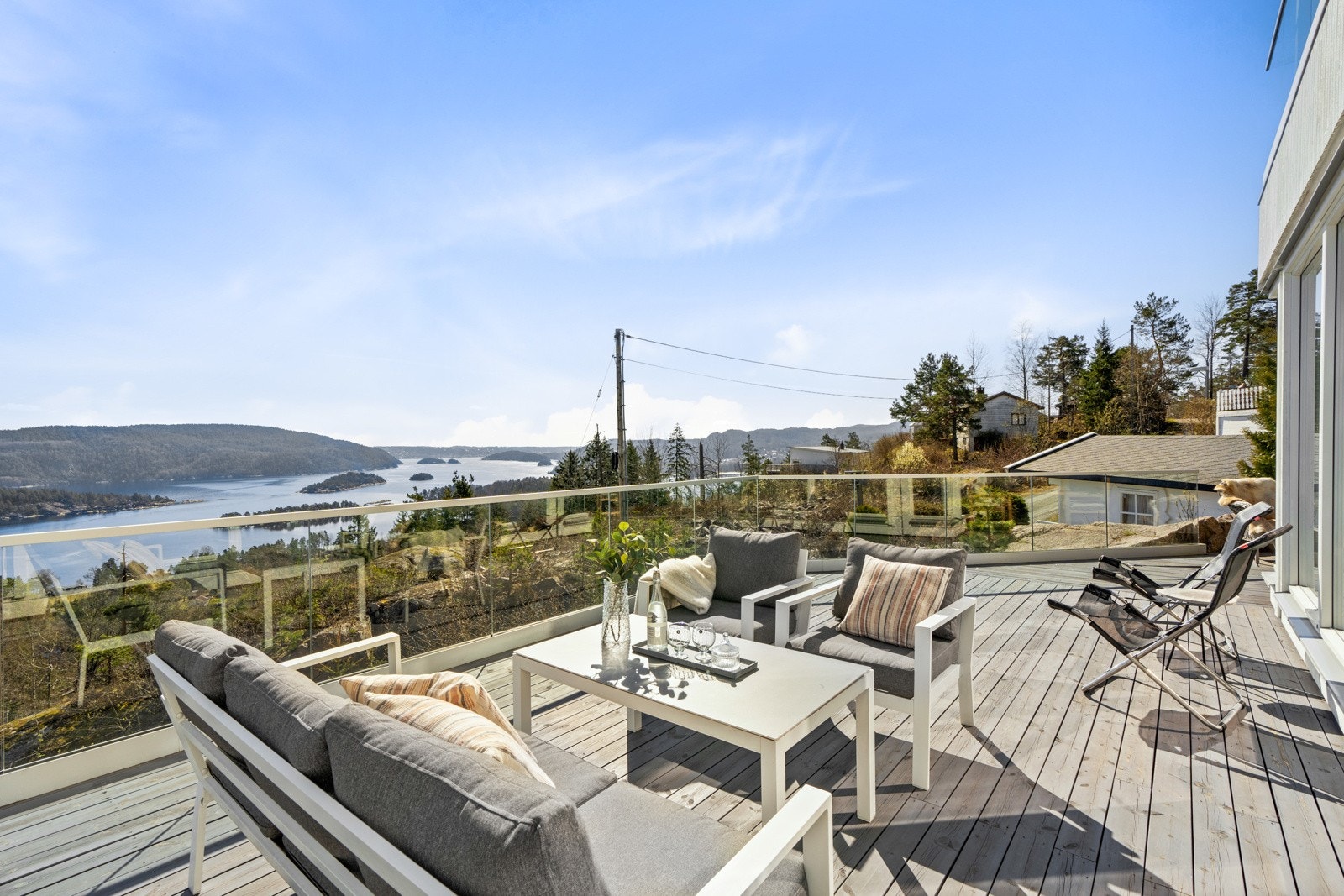 Eiendommen ligger høyt og fritt med panorama fjordutsikt og gode solforhold Galleribilde