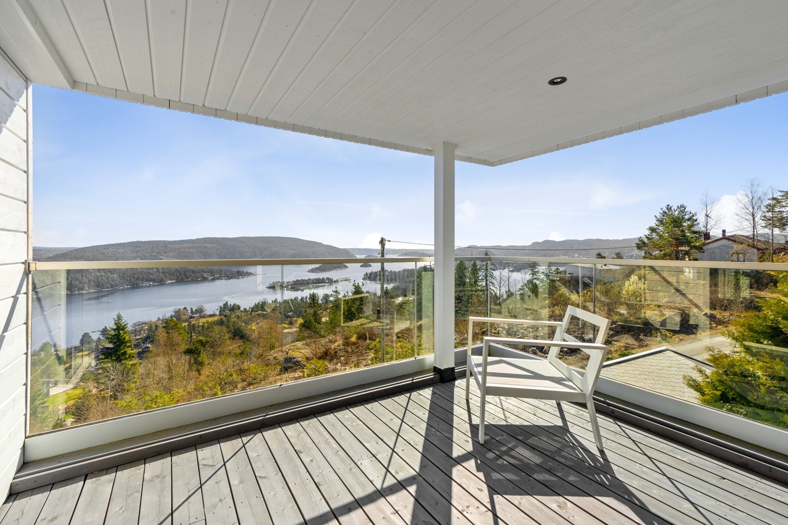 Utagng til overbygget terrasse fra loftstuen Galleribilde