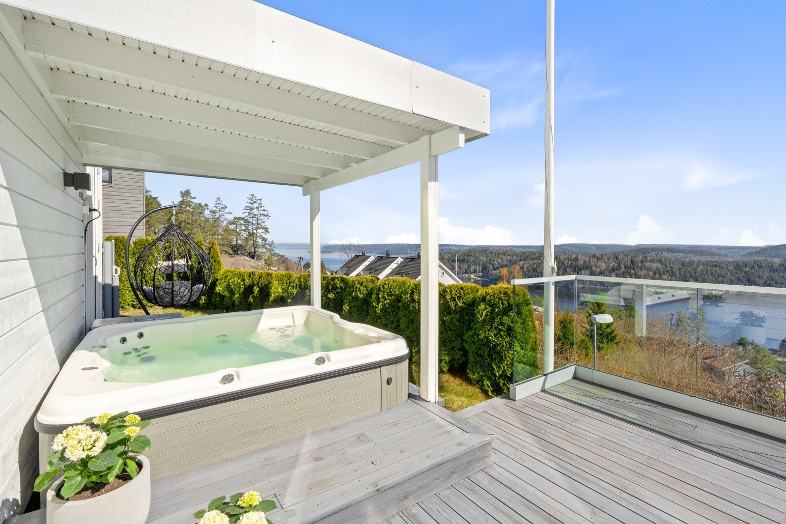 Del av terrassen nede er overbygget og har jacuzzi Galleribilde