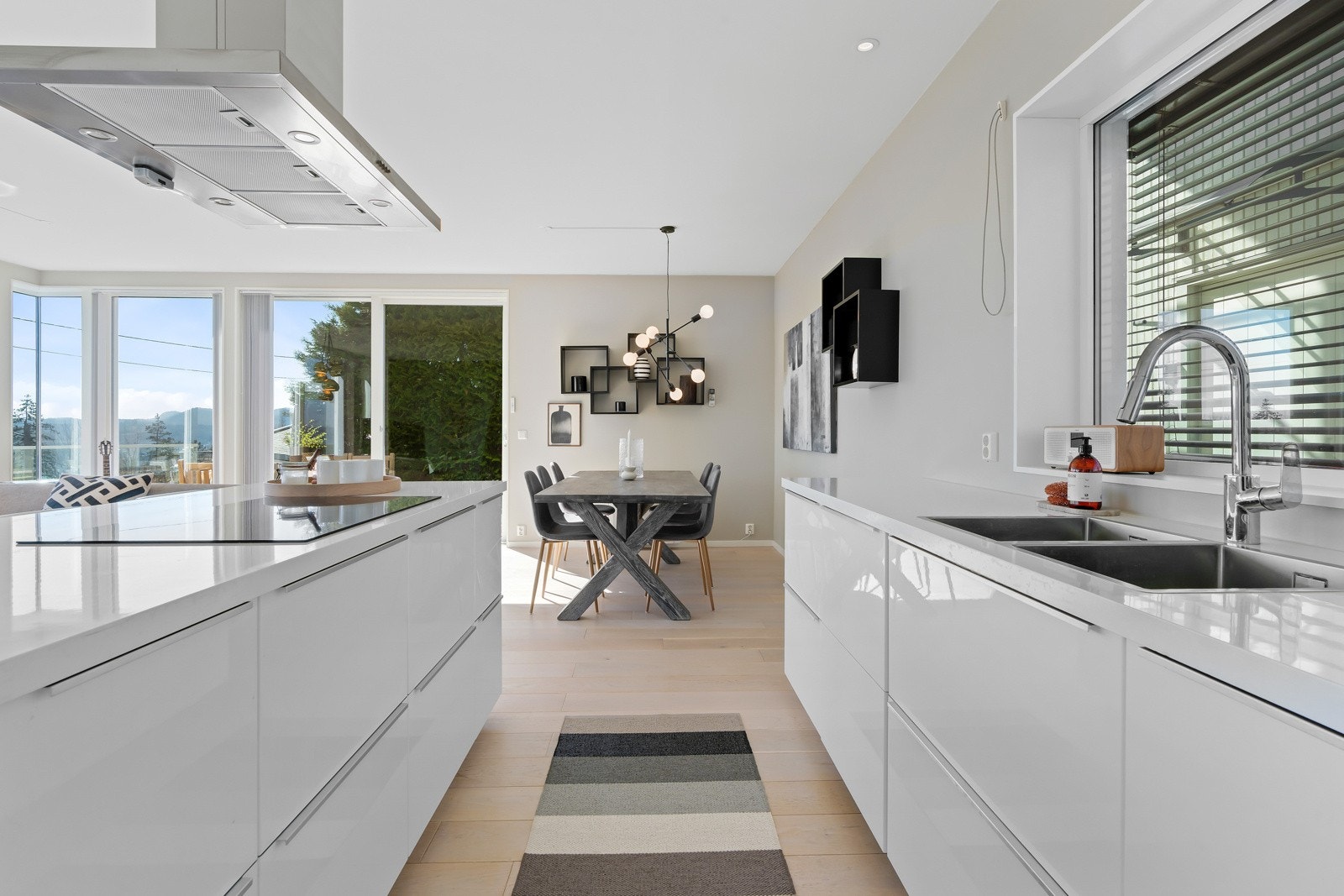 Godt utstyrt kjøkkeninnredning med integrerte hvitevarer Galleribilde