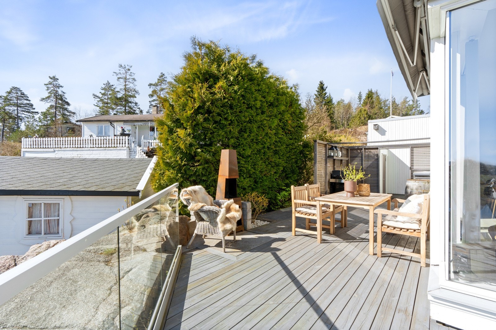 Terrassen er delt opp rundt huset slik at man altids kan finne en solrik og lun plass Galleribilde