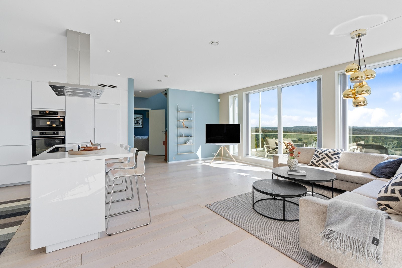 Sosial kjøkkenøy fra en åpen løsning på kjøkkenet Galleribilde