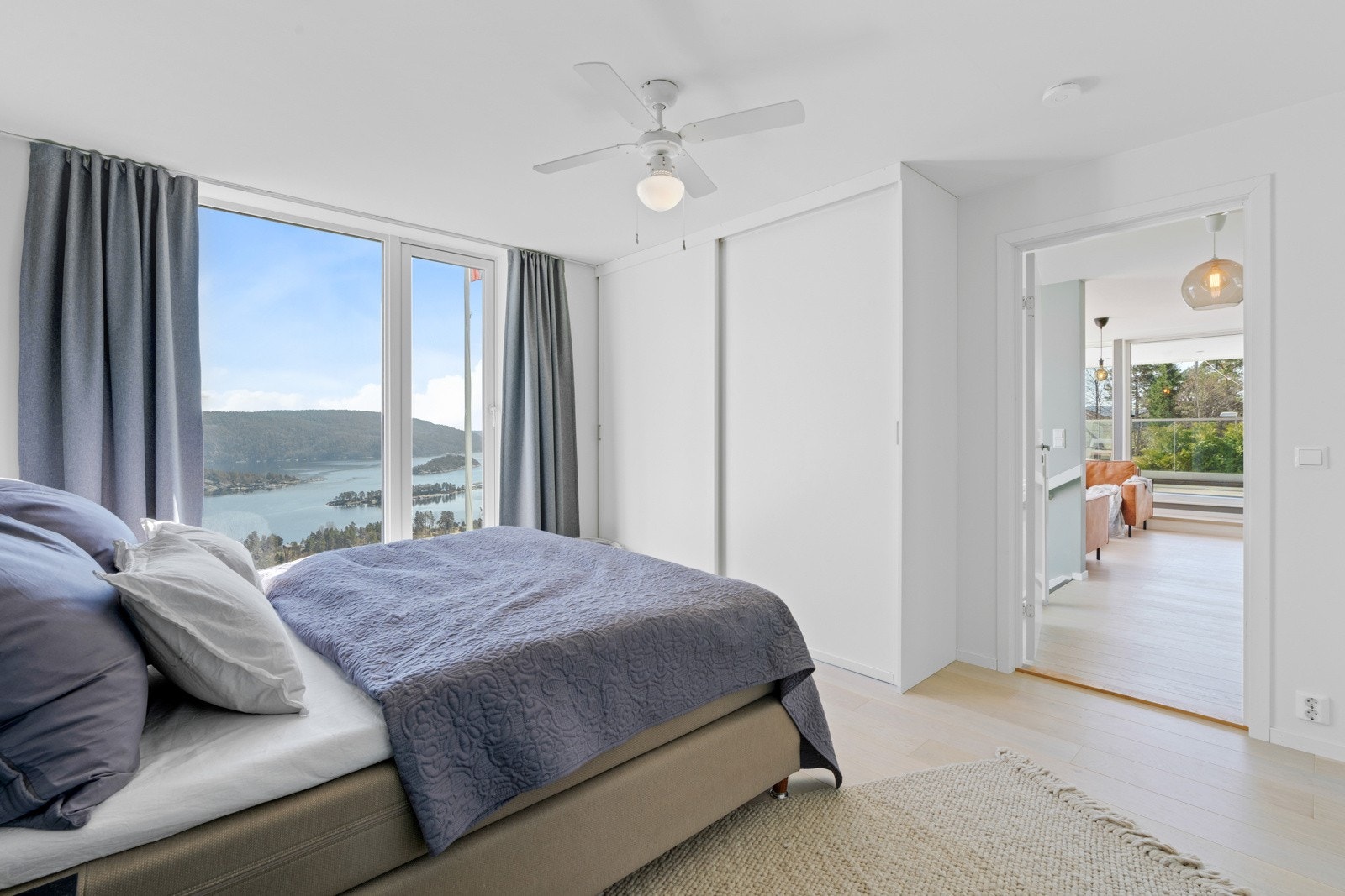 Skyvedørsgarderobe på soverommmet Galleribilde