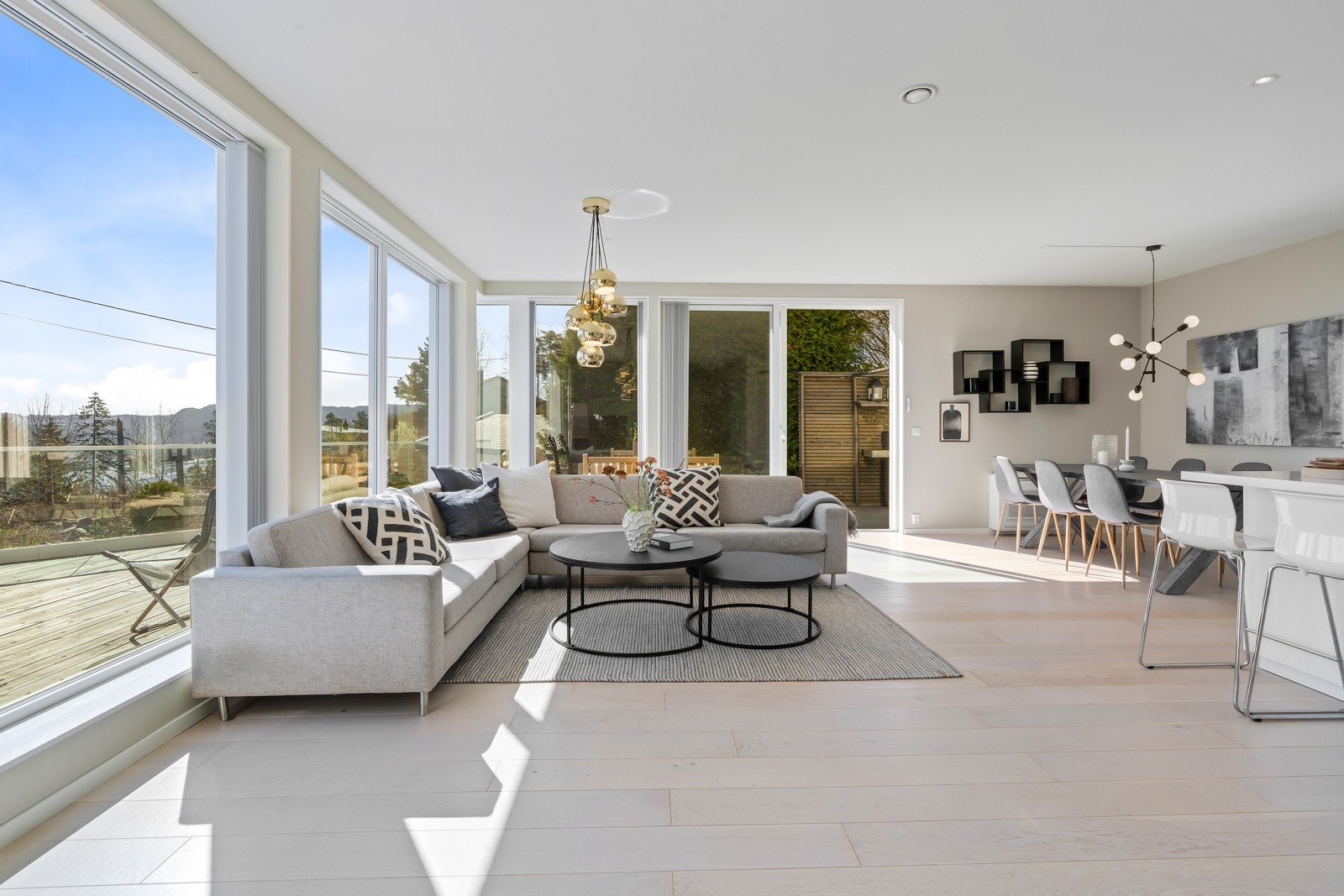 Store oppholdsrom med store vindusflater som gir godt med naturlig lys Galleribilde