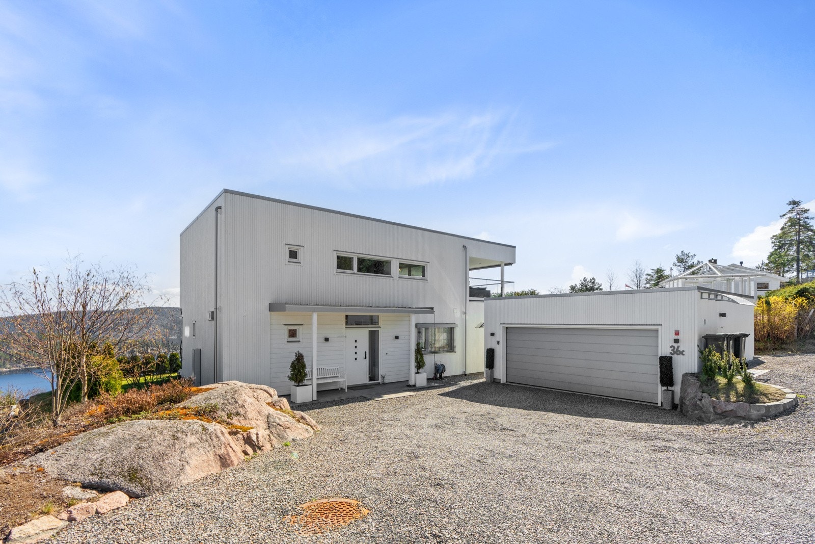 Boligen er fra 2017 og har stor dobbel garasje Galleribilde