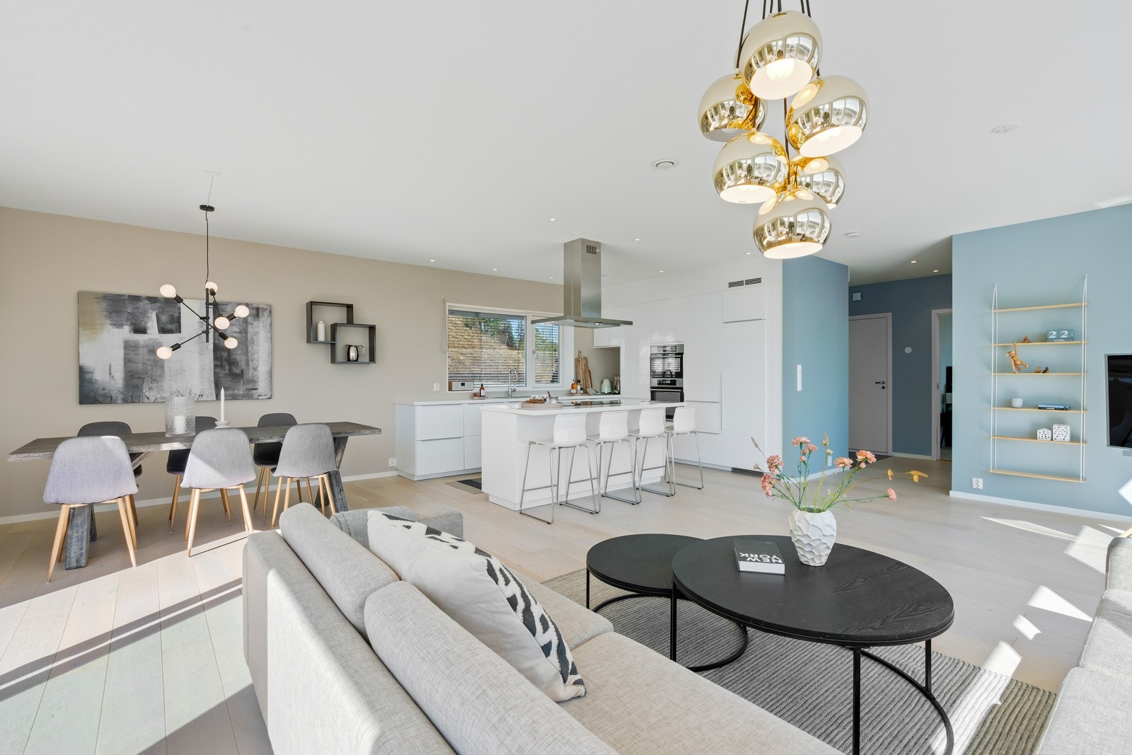 Åpen kjøkkenløsning med god plass til salong og spisestue Galleribilde