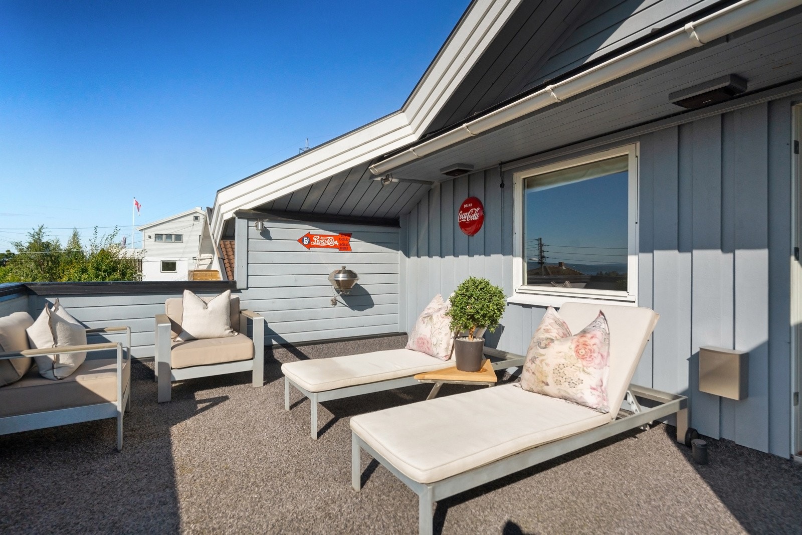 Herfra er det utgang til en herlig terrasse med god plass til loungemøbler, slik at sommerdagene kan nytes til fulle. Galleribilde