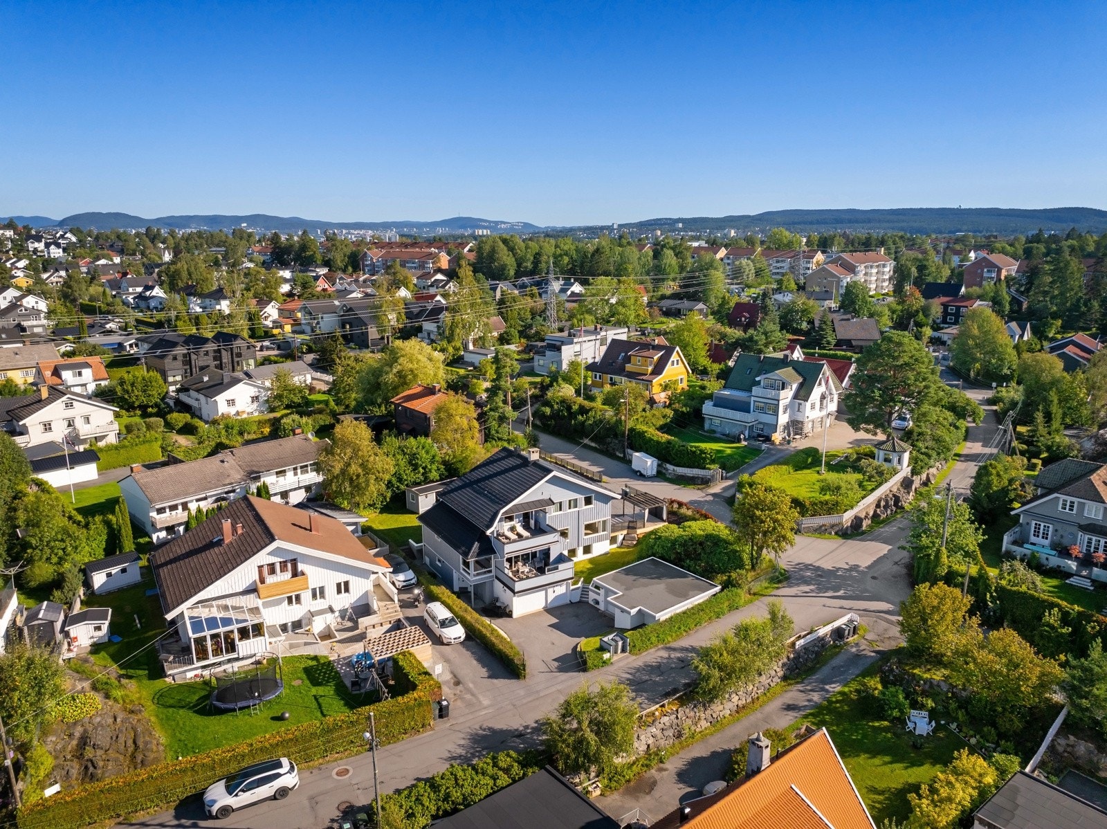 Eiendommen ligger i et barnevennlig og sentralt boligområde på Nordstrand. Galleribilde