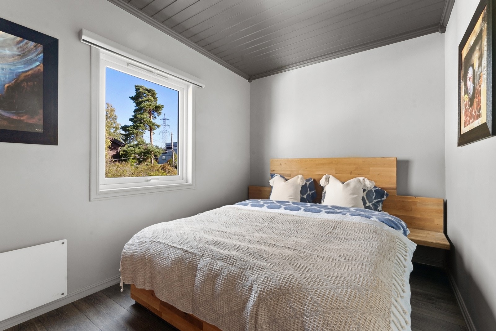 Det andre soverommet i etasjen har mørkmalt, skrå panelhimling, kombinert med gråmalte vegger. Galleribilde