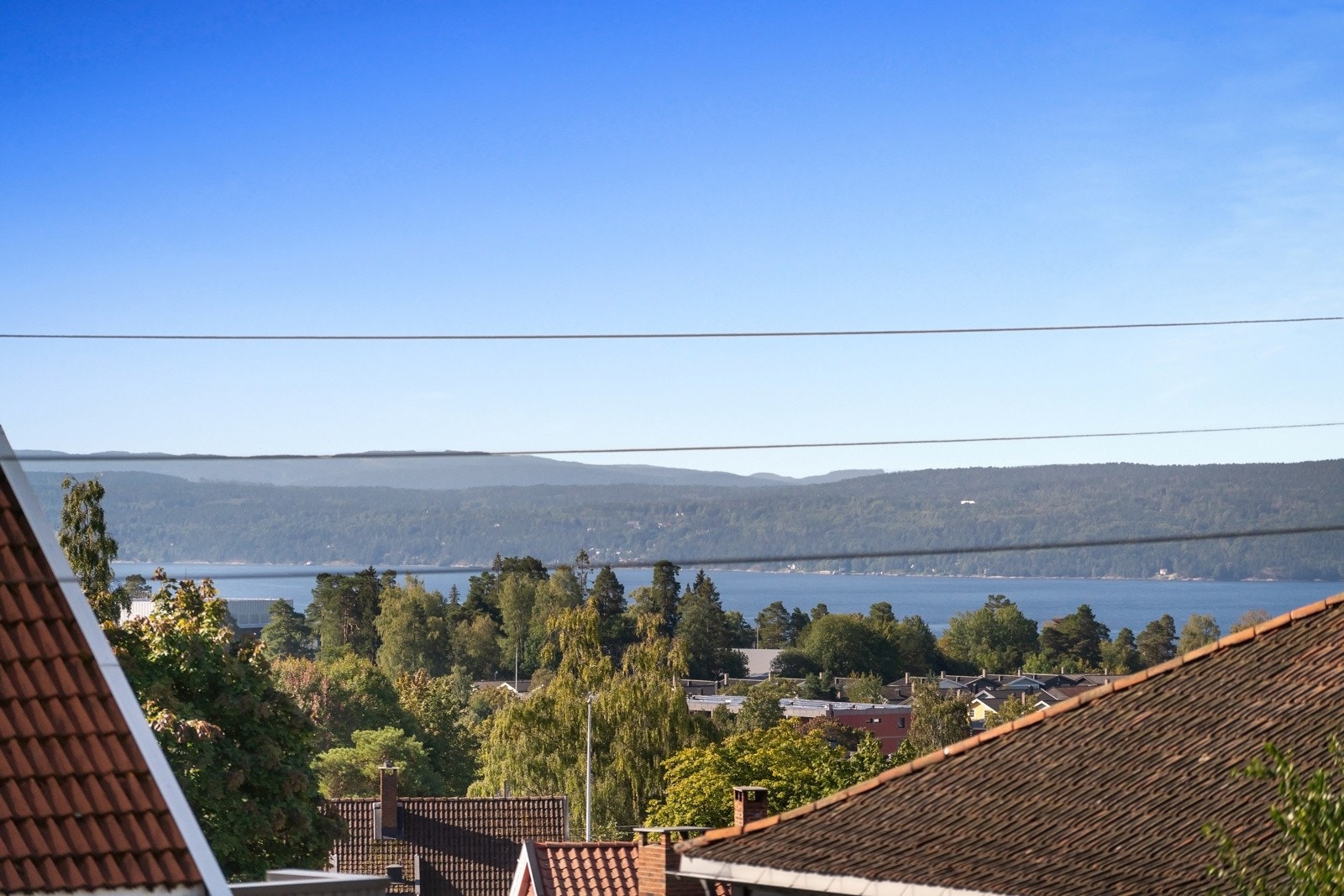 Terrassen har samme størrelse og utforming som terrassen nedenfor, men her strekker utsikten seg helt til fjorden. Galleribilde