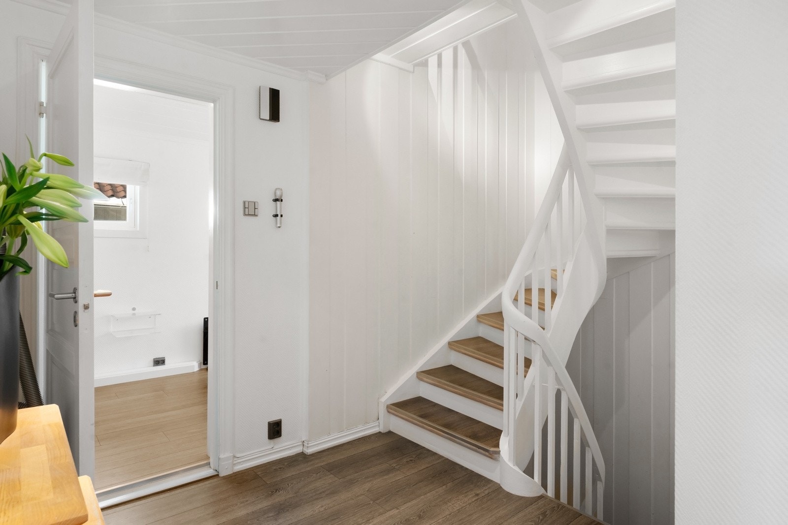 Oppe ligger to soverom og et praktisk bad med dusjnisje. Galleribilde