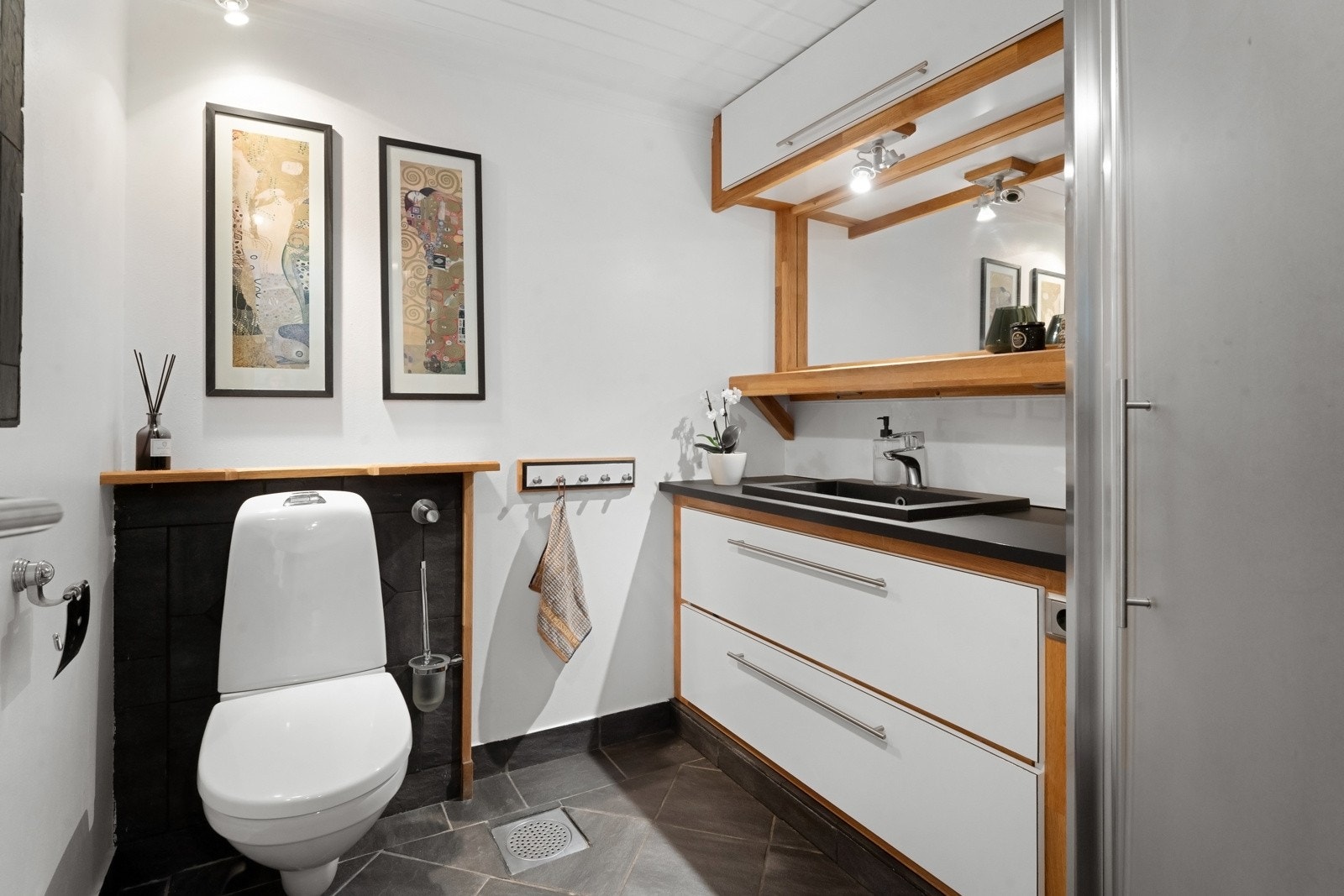 Baderommet i denne etasjen har et lunt, oppvarmet gulv. Dusjnisje samt veggmontert toalett. Galleribilde