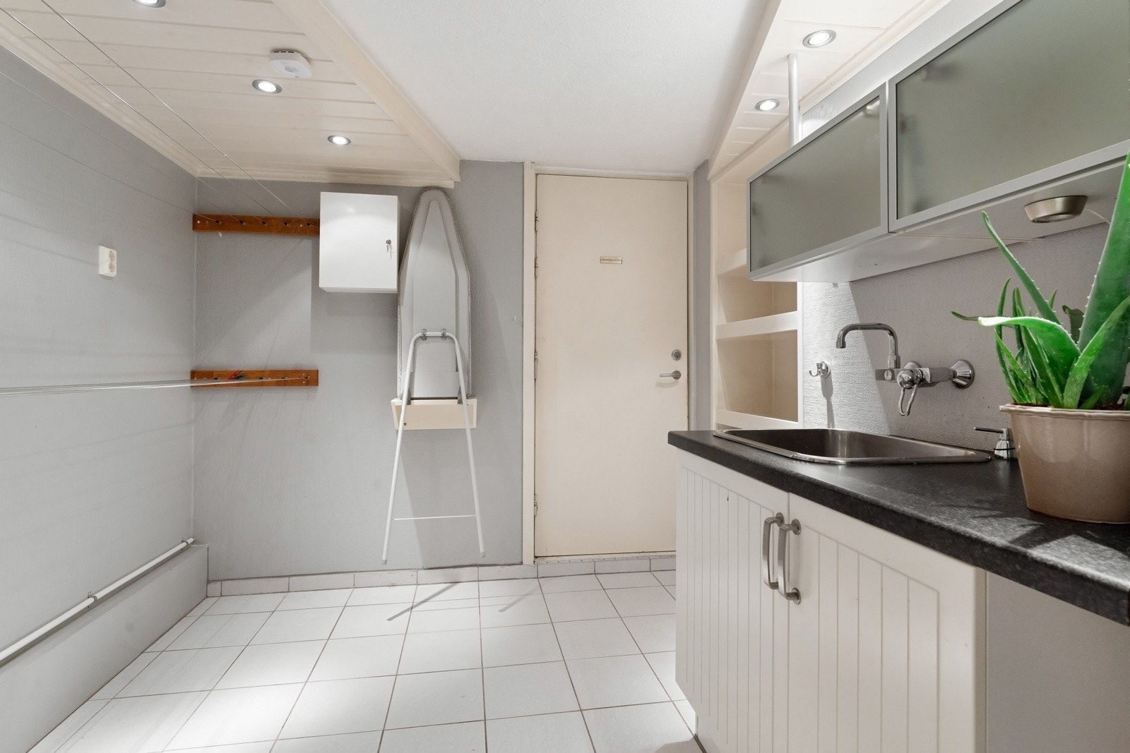 Svært praktisk vaskerom med god plass og egen nisje med opplegg for vaskemaskin og med plass til trommel i søyleløsning. Galleribilde