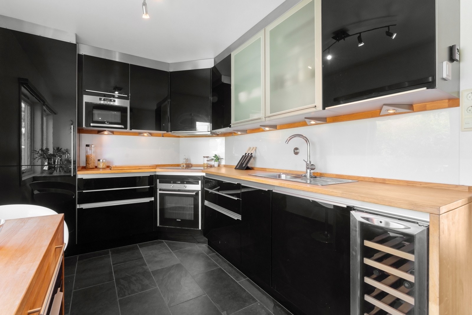 Her er det integrert stekeovn, induksjonstopp, mikrobølgeovn, oppvaskmaskin, vinkjøler, kjøleskap og ventilator. Galleribilde