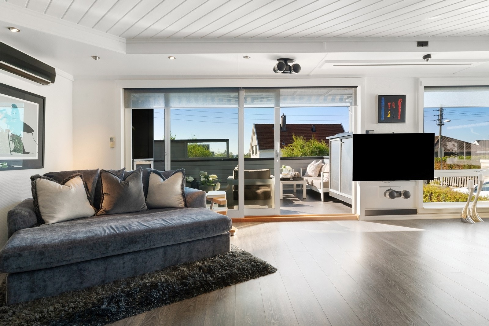 Rommet har enstavs laminatgulv, lysmalte vegger og en særpreget, hvitmalt himling med listdekor, noe panel og felter med nedsenket downlights ytterst mot vinduene og i innerste del. Galleribilde