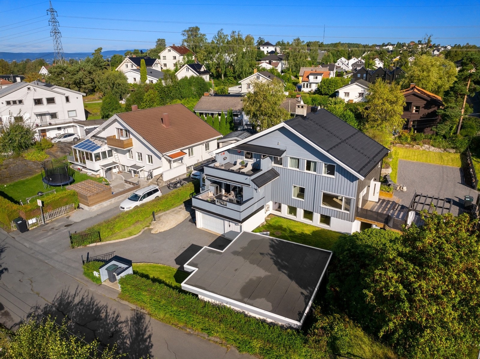 Boligen er opprinnelig fra 1949, men tilbygd tidlig på 90-tallet, med blant annet bod, vindfang og større garasje i underetasjen, samt et nytt soverom, større stue og en ny terrasse i første etasje. Galleribilde