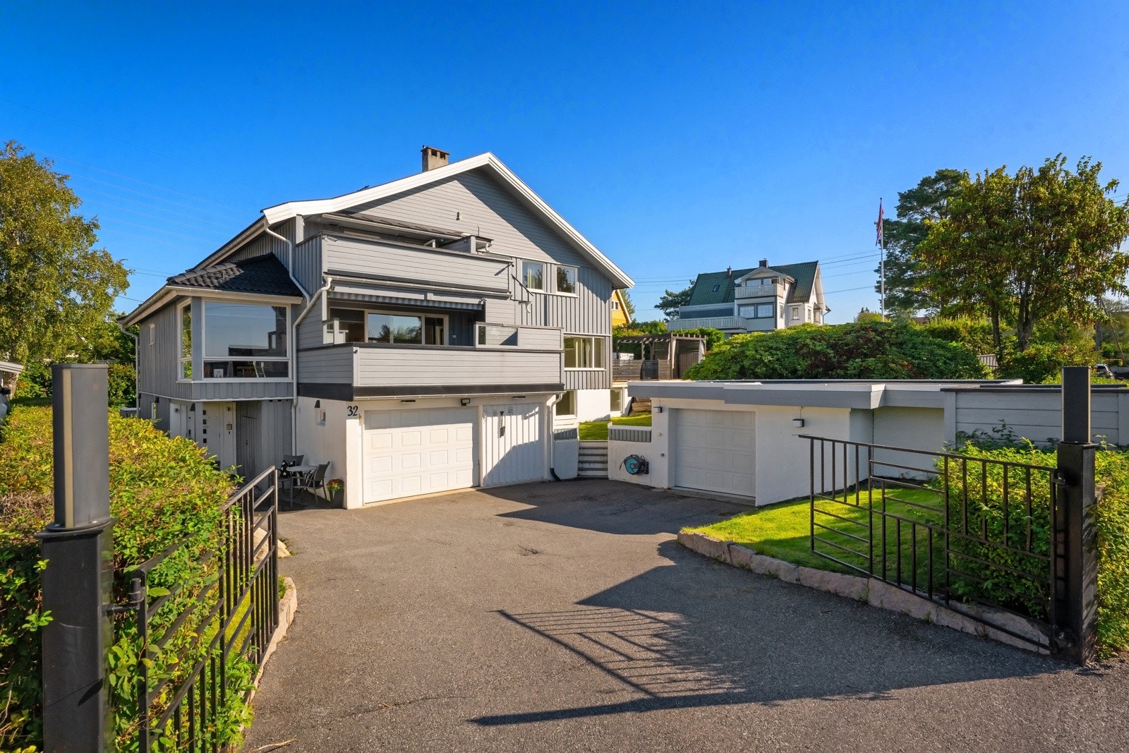 Eiendommen har asfaltert gårdsplass, noe hage med plen, en dobbelgarasje og en integrert garasje. Galleribilde