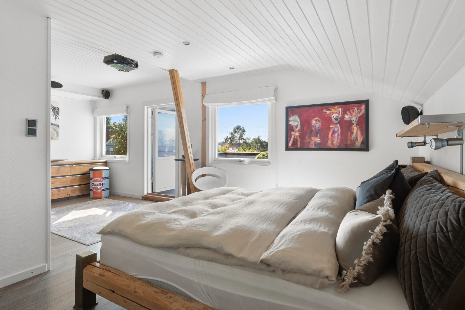 Hovedsoverommet her oppe er av god størrelse og har egen garderobedel. Galleribilde