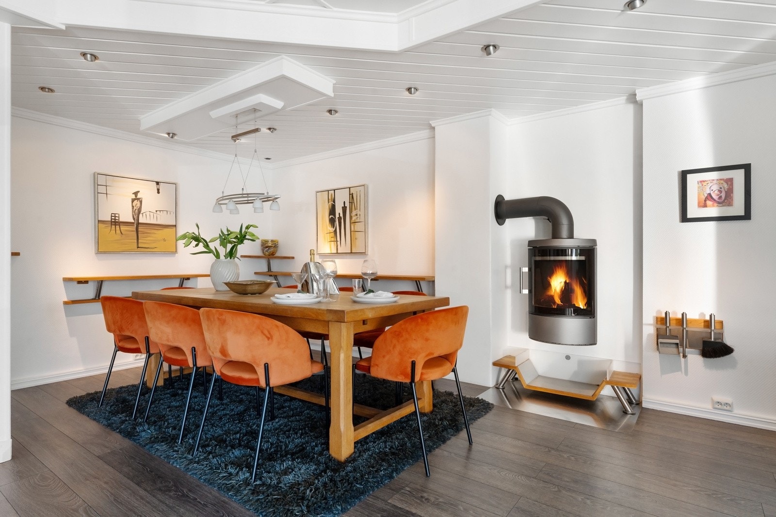 Ved den innerste veggen er det montert en peisovn med stort flammebilde, for ekstra hygge i den kalde årstiden. Galleribilde