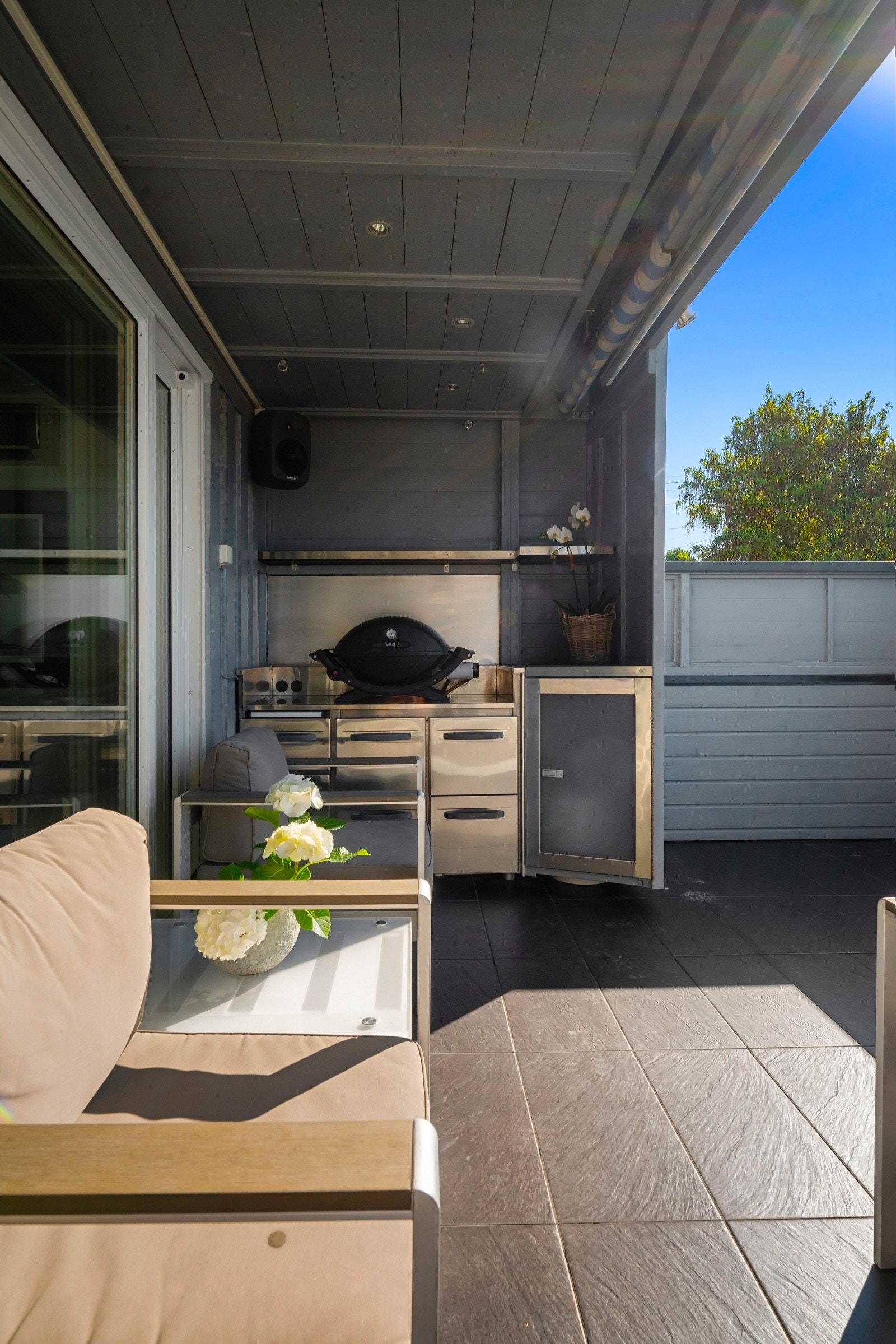 Innerst på terrassen er det bygd et flott utekjøkken, slik at det er enkelt å trylle frem sommerens måltider. Galleribilde