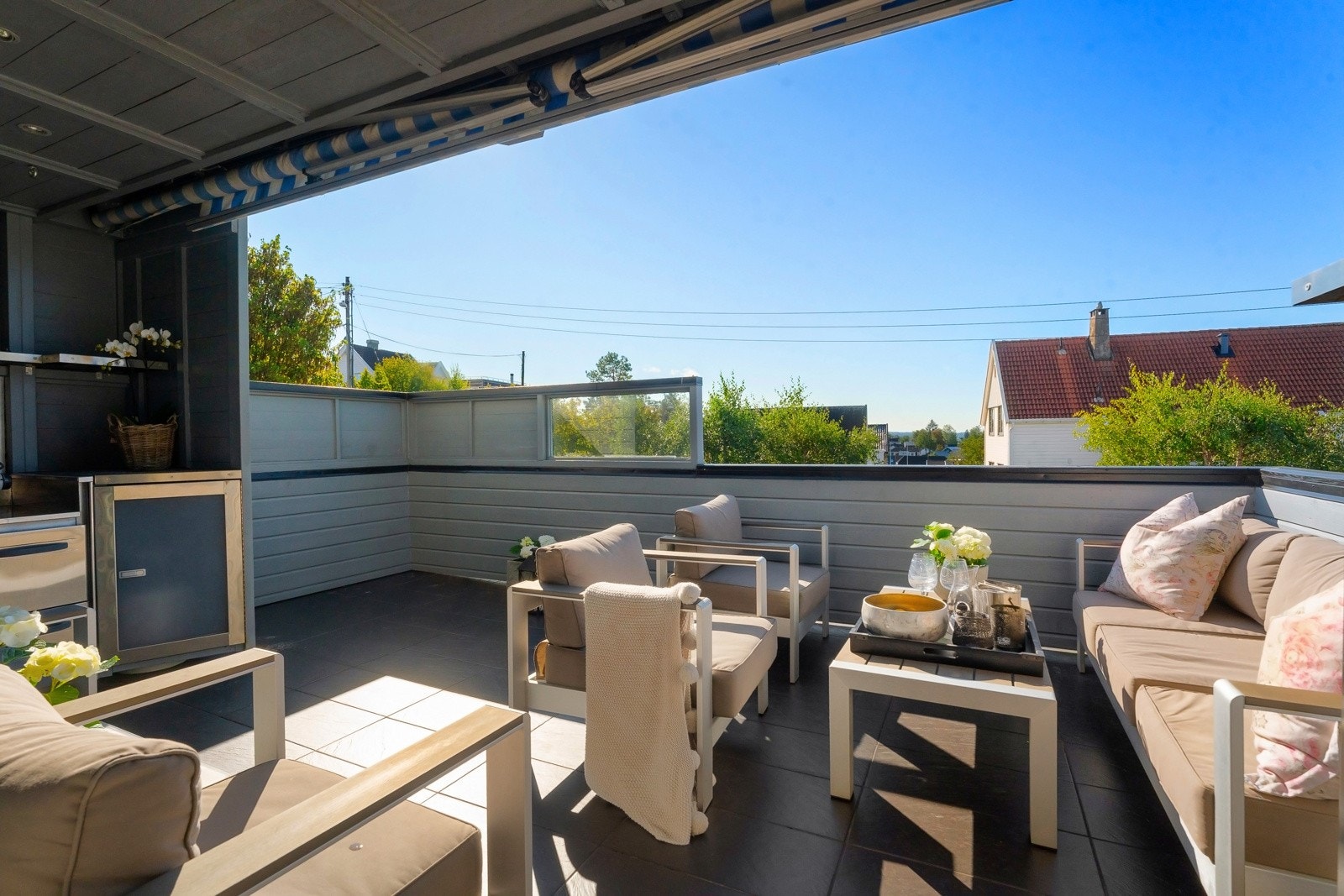 Terrassen utenfor stuen er ca. 19 kvm, og ligger solrikt vendt mot syd. Terrassen har dekke av fliser, noe overbygg med downlights og en skjermende markise. Galleribilde