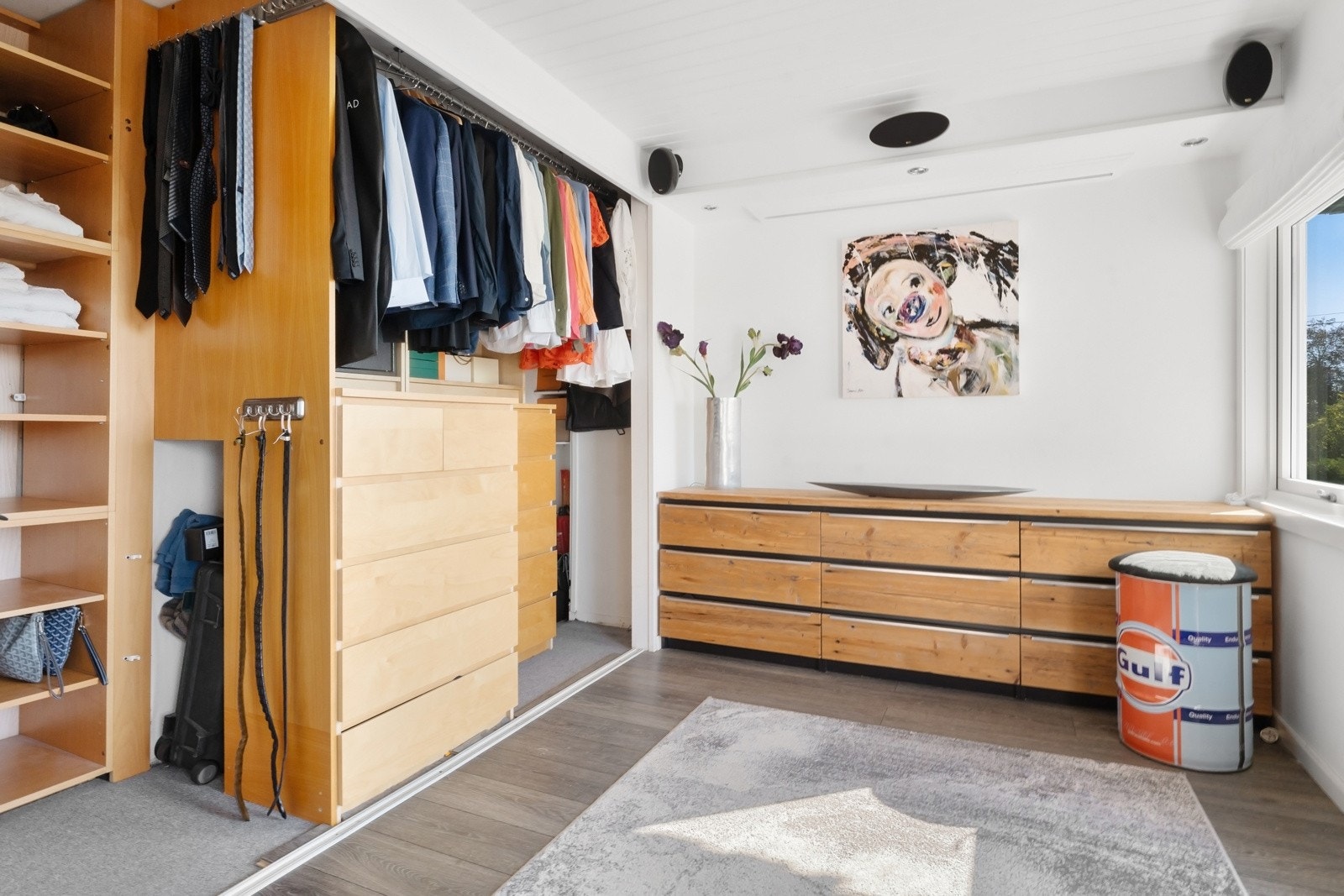 Soverommet er lysmalt med downlights i taket og har en flott størrelse, samt en egen garderobenisje med gulvteppe, kommoder, hyller, skap og garderobestenger. Galleribilde