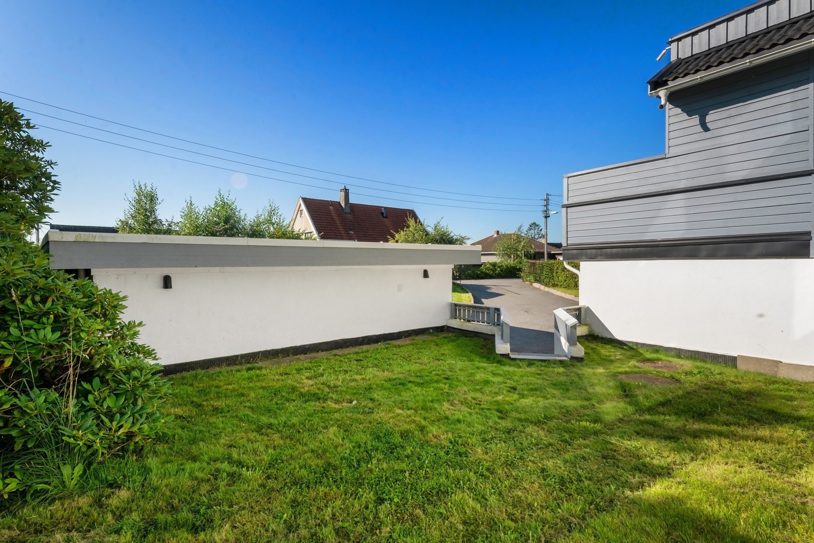 Boligen har en svært barnevennlig beliggenhet på en solrik hjørnetomt i en rolig løkkevei. Galleribilde