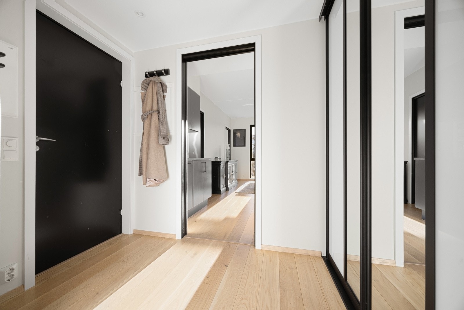 Lys og innbydende entré med Defigo-callinganlegg og påkostet skyvedørsgarderobe. Galleribilde