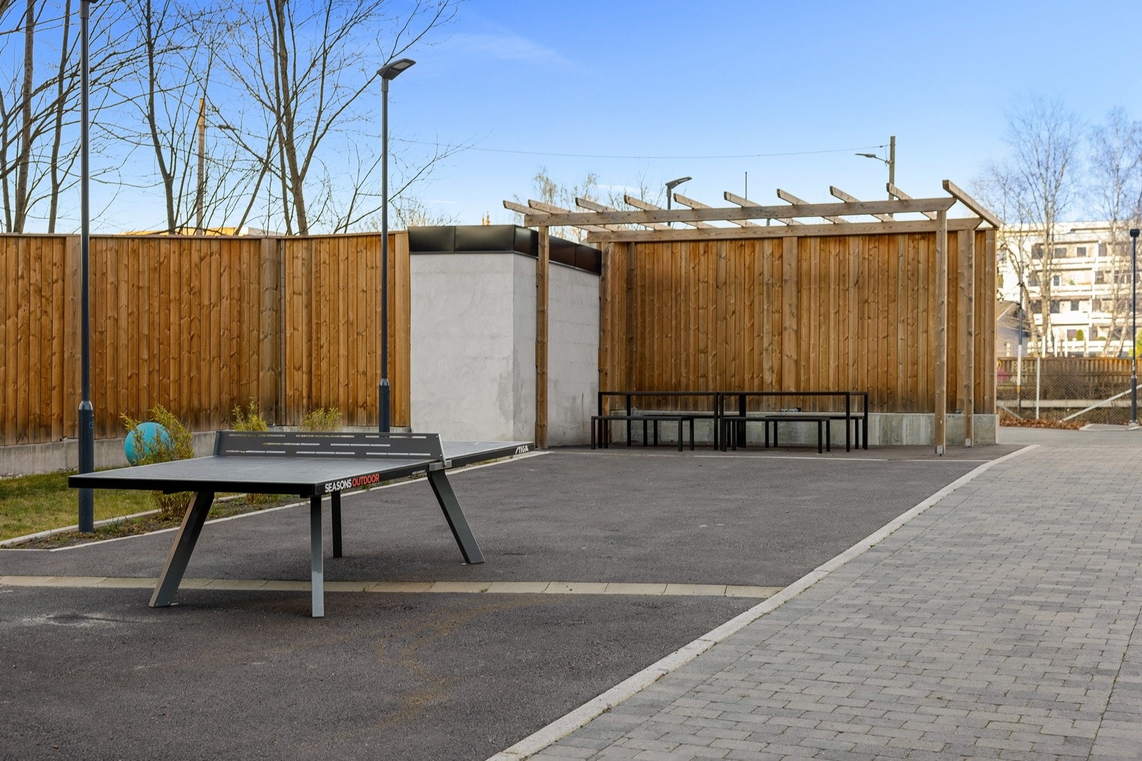 Fellesområde: mellom A- og B-blokka er det tilrettelagt for lek og aktivitet med bl.a. ping pong-bord og lekeapparater for de minste. Galleribilde