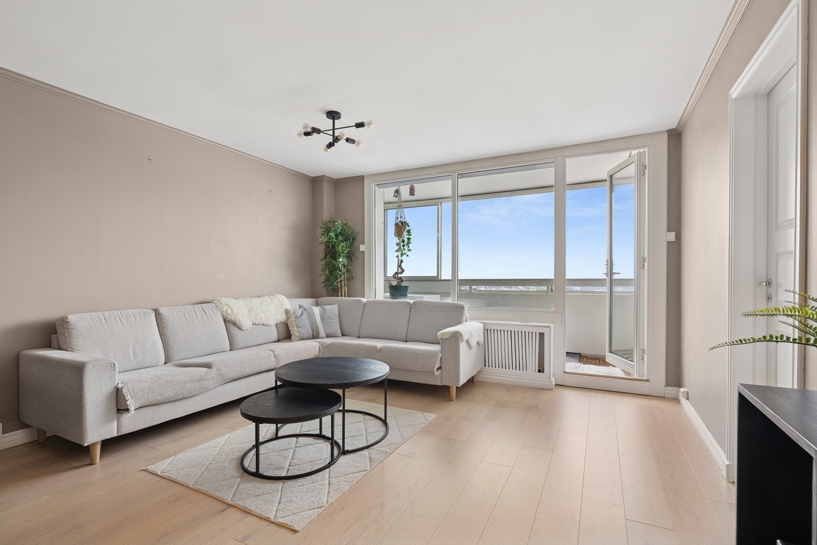 Romslig stue med god plass til sofagruppe og annet ønsket møblement. Galleribilde