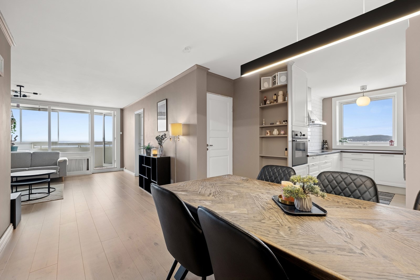 Stuen har fine soner for møblering. Galleribilde