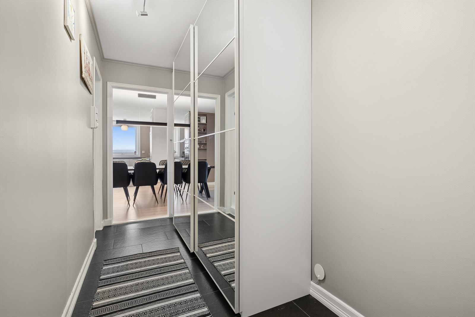 Entre med romslig skyvedørsgarderobe. Galleribilde