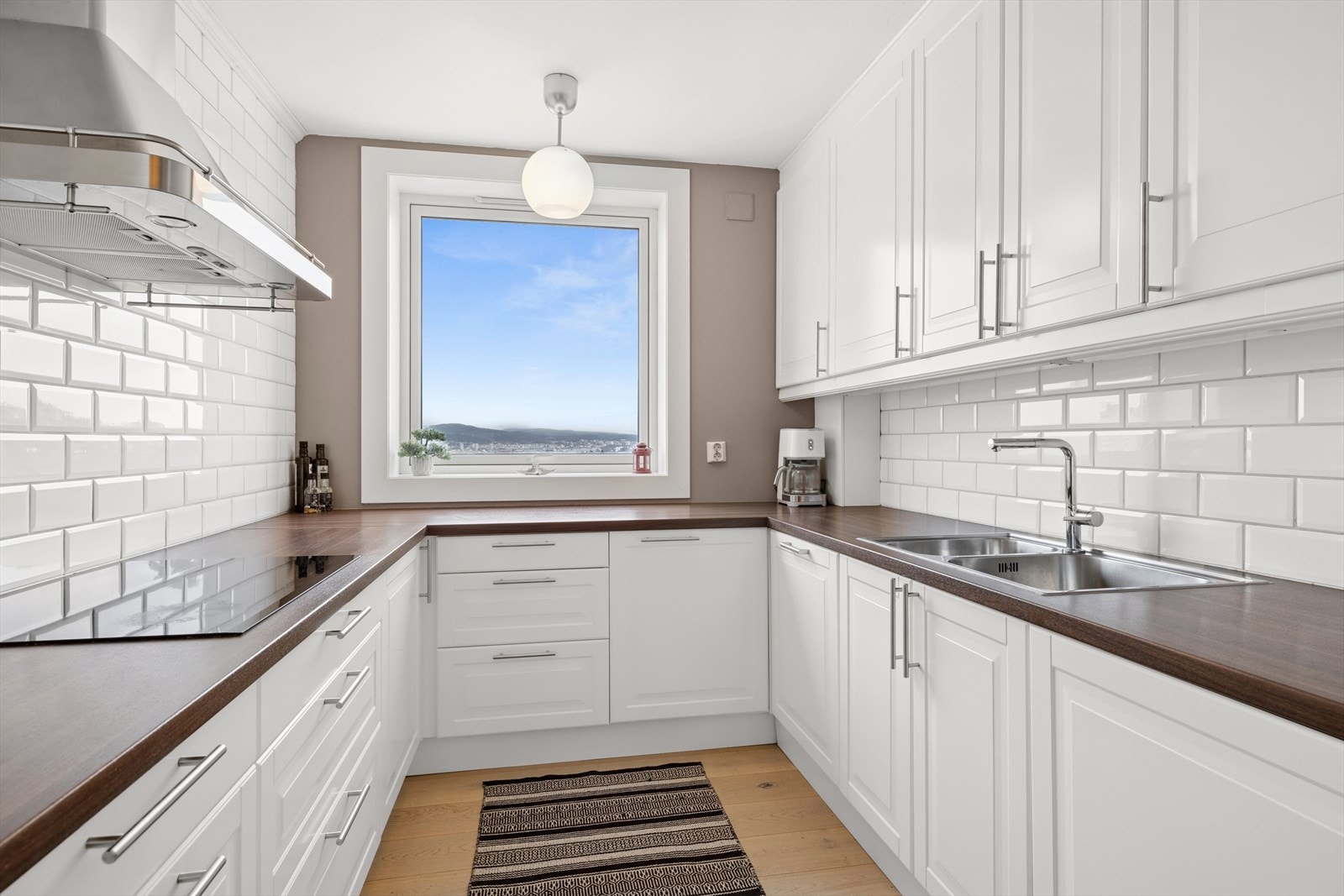 Kjøkkenet har meget god benkeplass for de som er glade i å lage mat. Galleribilde