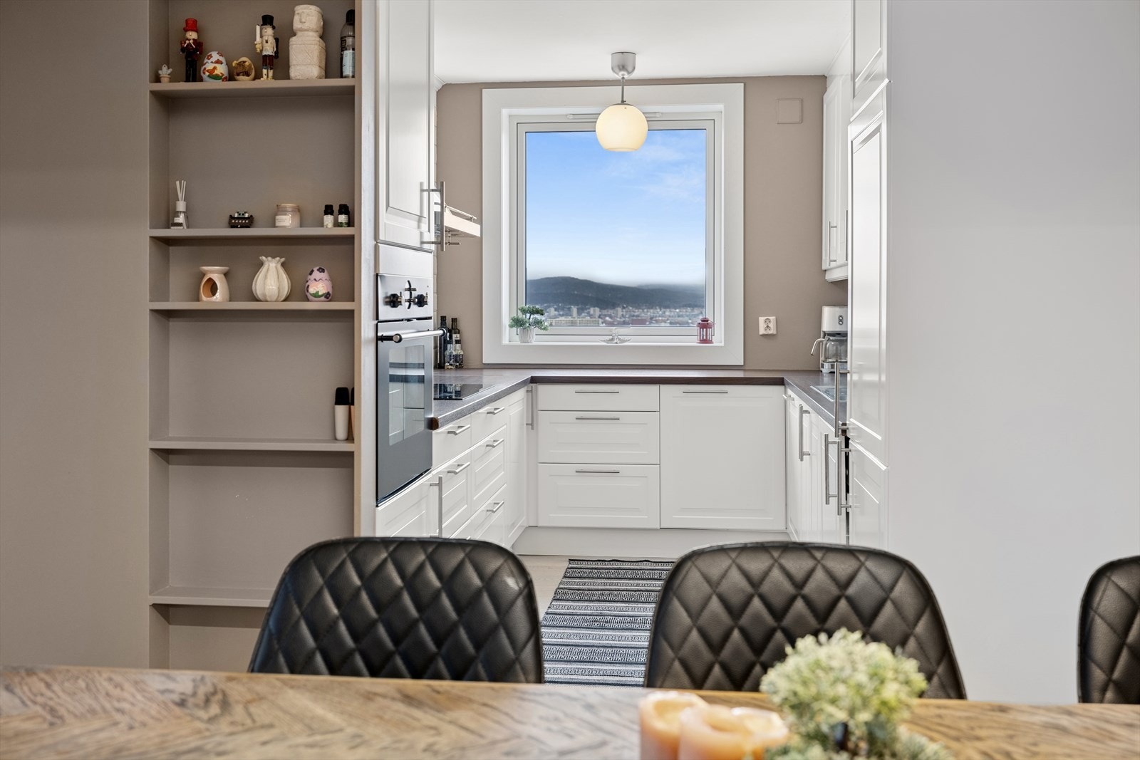 Meget gode innredningsløsninger med plassbygde hyller og praktisk kjøkken. Galleribilde