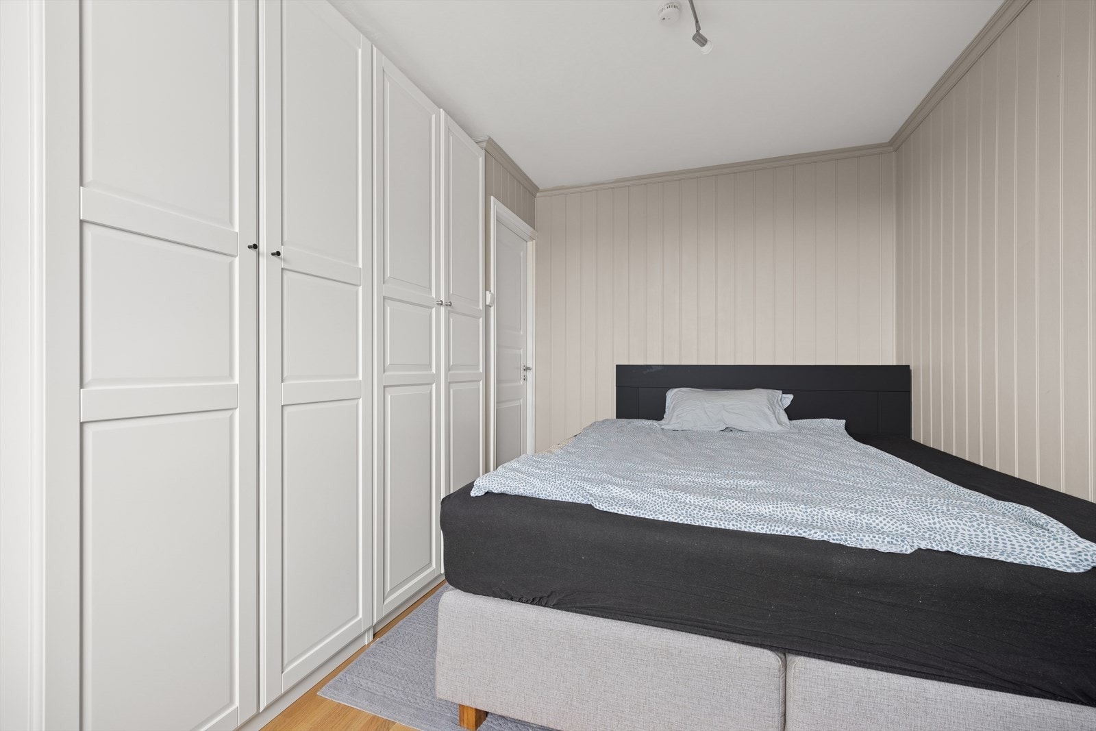 Boligens andre soverom har garderobeskap montert. Galleribilde