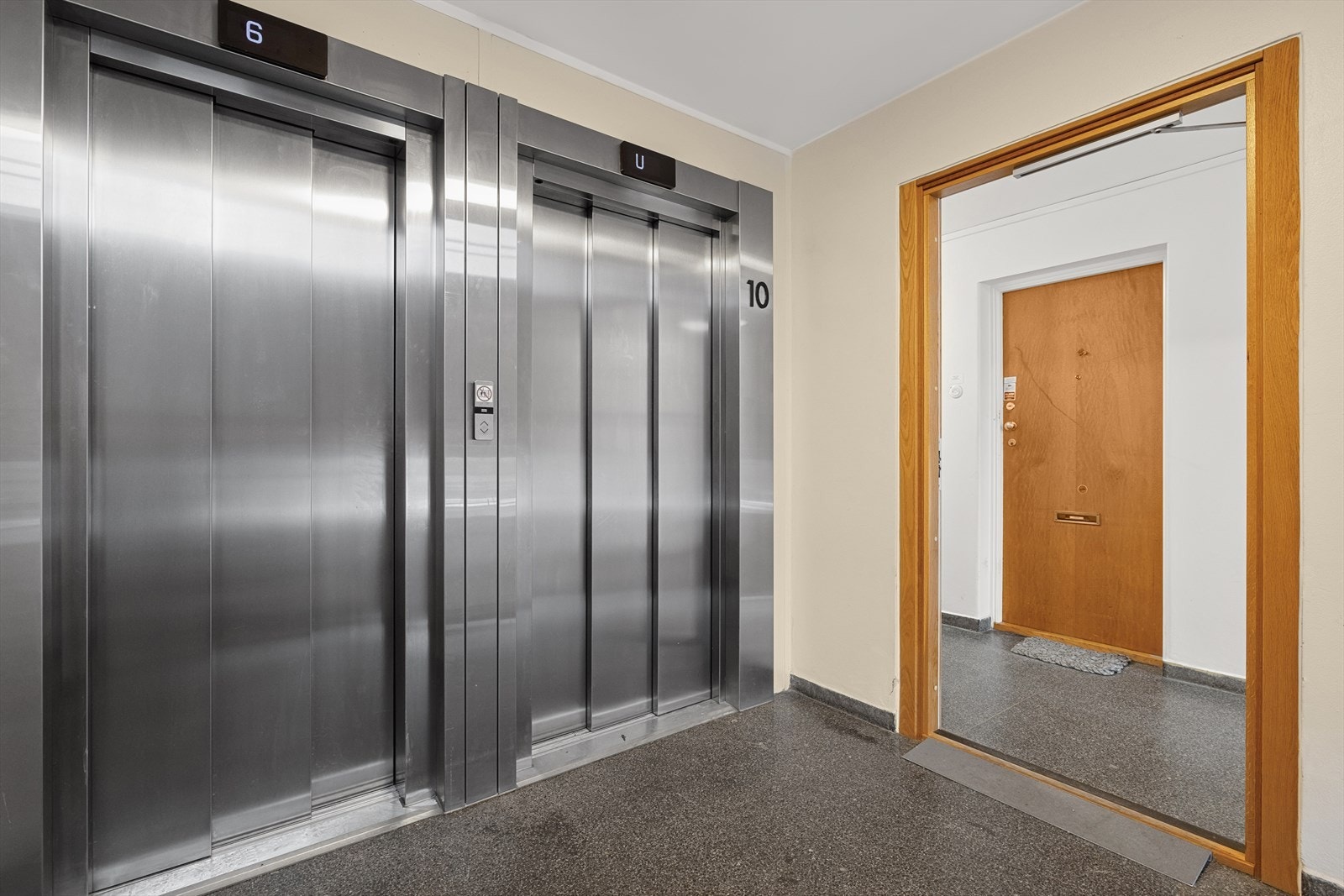 Det er heisadkomst til leiligheten i byggets 10.etasje. Galleribilde