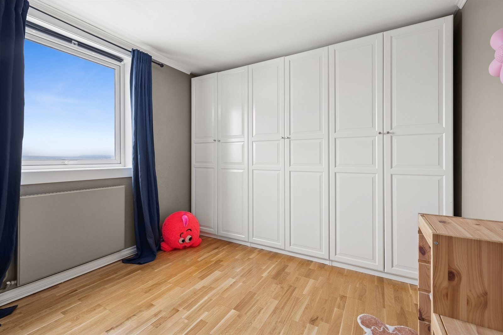 Meget god oppbevaringsplass i monterte garderobeskap. Galleribilde