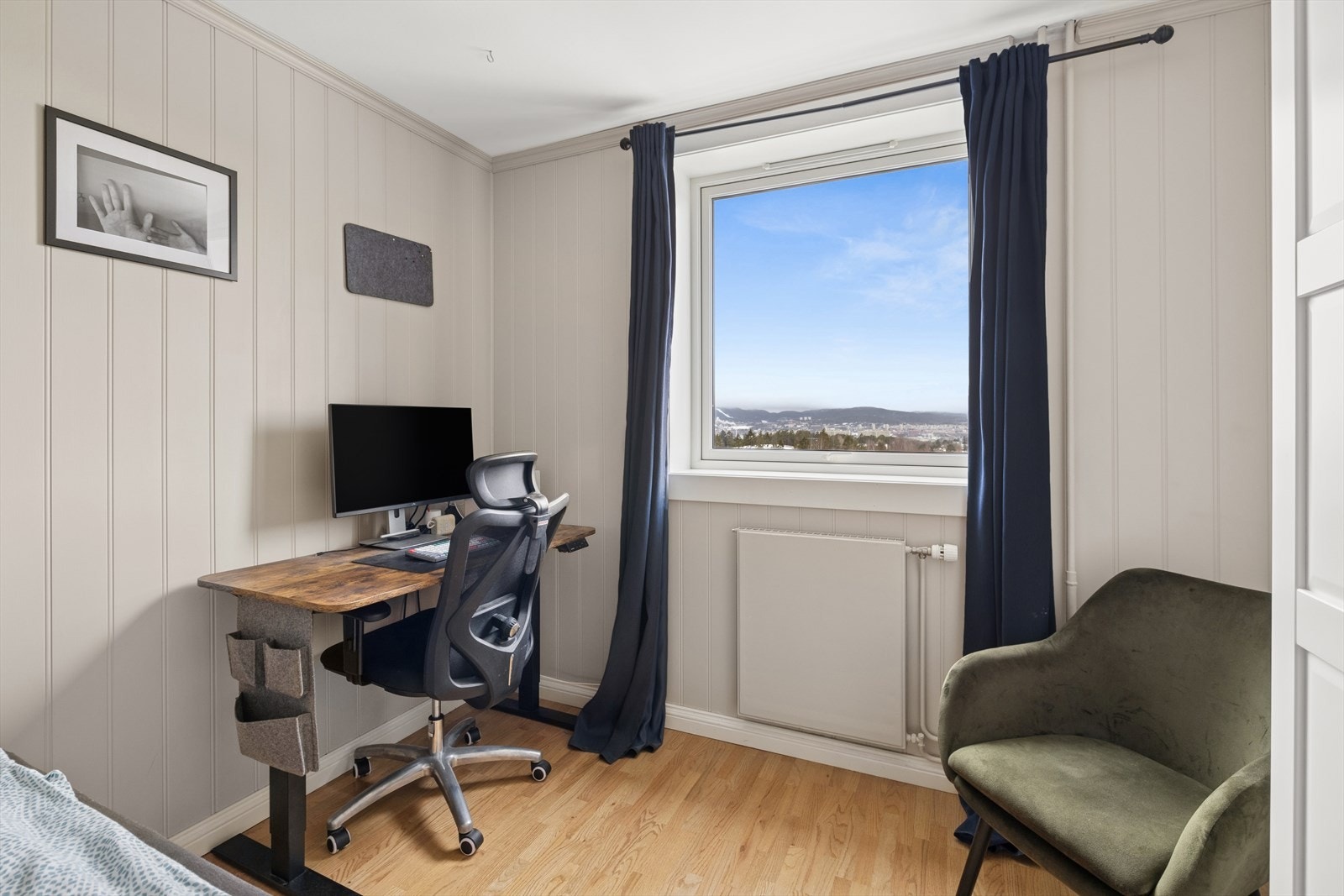 Soverommet har i tillegg til dobbeltseng, plass til hjemmekontor. Galleribilde