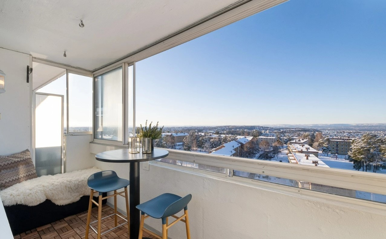 Balkongen har skyvbare glass for dager man ønsker en mer åpen løsning. Galleribilde